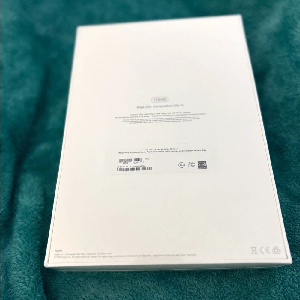 Apple Ipad in Sleek Silver NEW SEALED !!!
